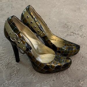 Dan Sara Elegant Crocodile Patterned Heels size 7 with 5 inch heel and chain